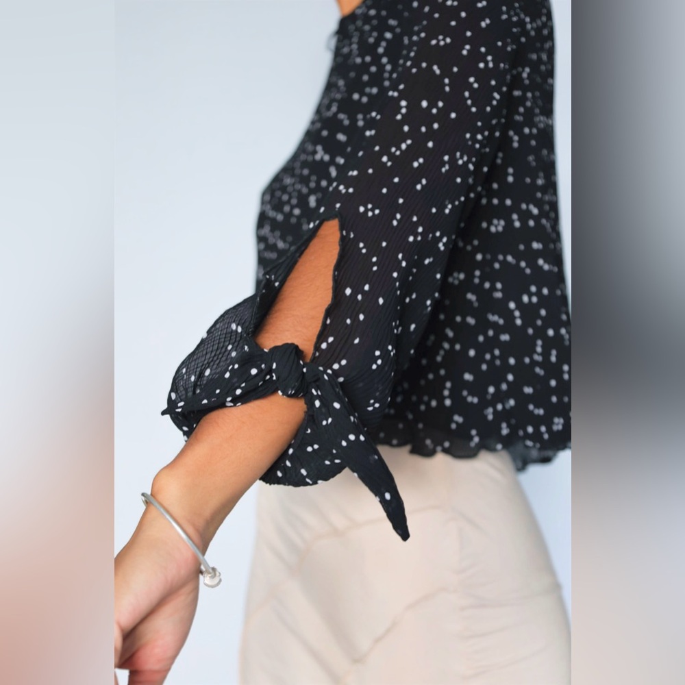 Zara Women’s Round Neck Crinkled Long Sleeve Polka Dot Blouse size S Black